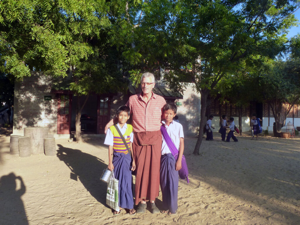 Als erstes passe ich mich an die Schulkleidung an