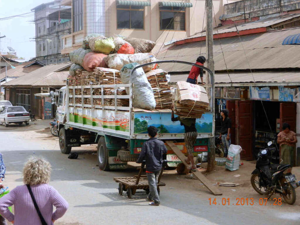 Solch alte Transportmittel gab es auf den Straßen Yangons nicht mehr zu sehen