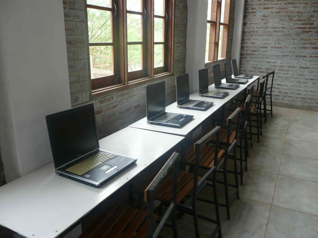 die von einer Firma gespendeten Laptops wurden aufgestellt