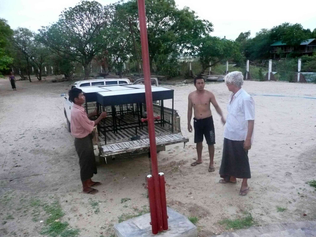 noch fehlende Schreibtische und Stühle wurden angeliefert