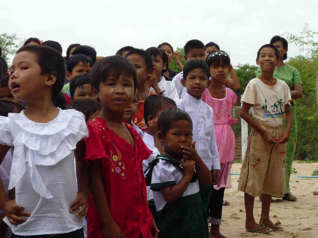 Die Feierlichkeiten begannen. Zunächst wurden die Lehrer, Betreuer und die Kinder durch die Klassenräume geführt, dabei wurden die Kinder ihren Lehrern vorgestellt