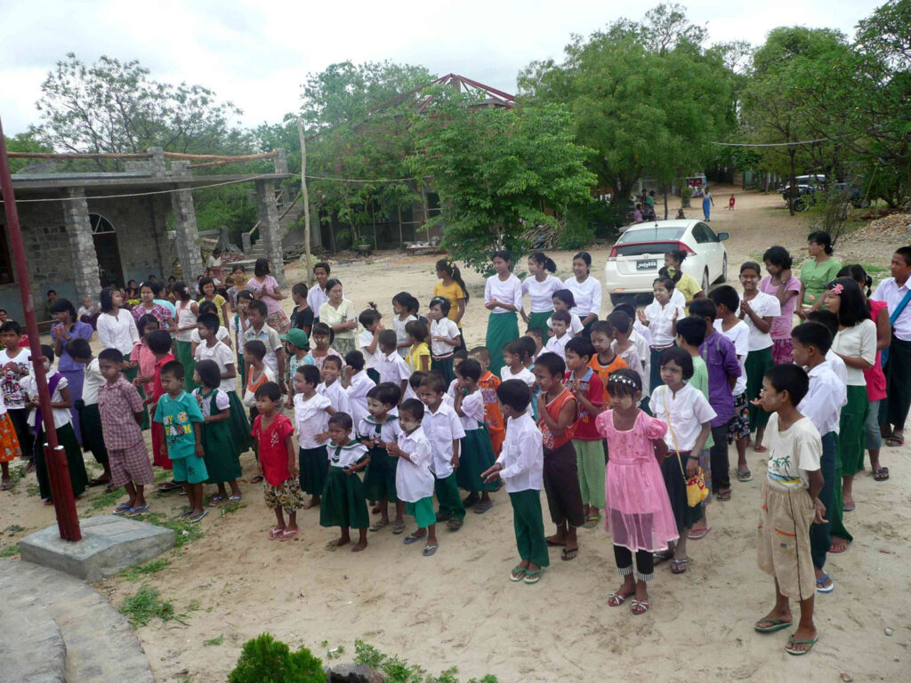 Danach versammelten sich die Kinder vor dem Schulgebäude