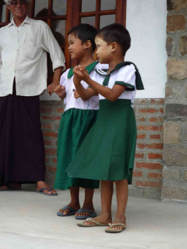 einige Kinder der Preschool eröffneten das Fest mir Gesang und Tanz