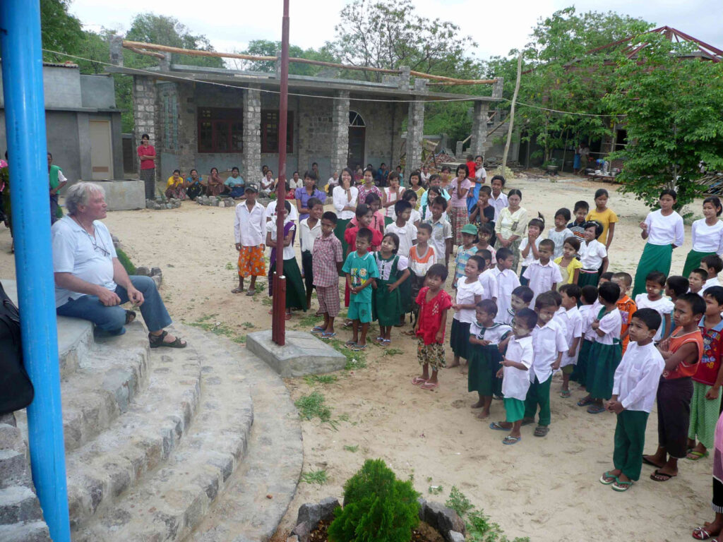 Herr Neukamm brachte 90 Mundharmonikas als sein persönliches Geschenk aus Deutschland mit