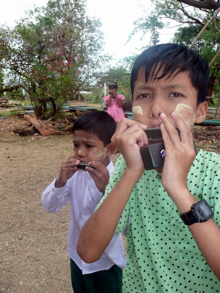 Sie waren so begeistert davon, dass bald im ganzen Schulhof und von den Bäumen der Klang ihrer Instrumente zu hören war