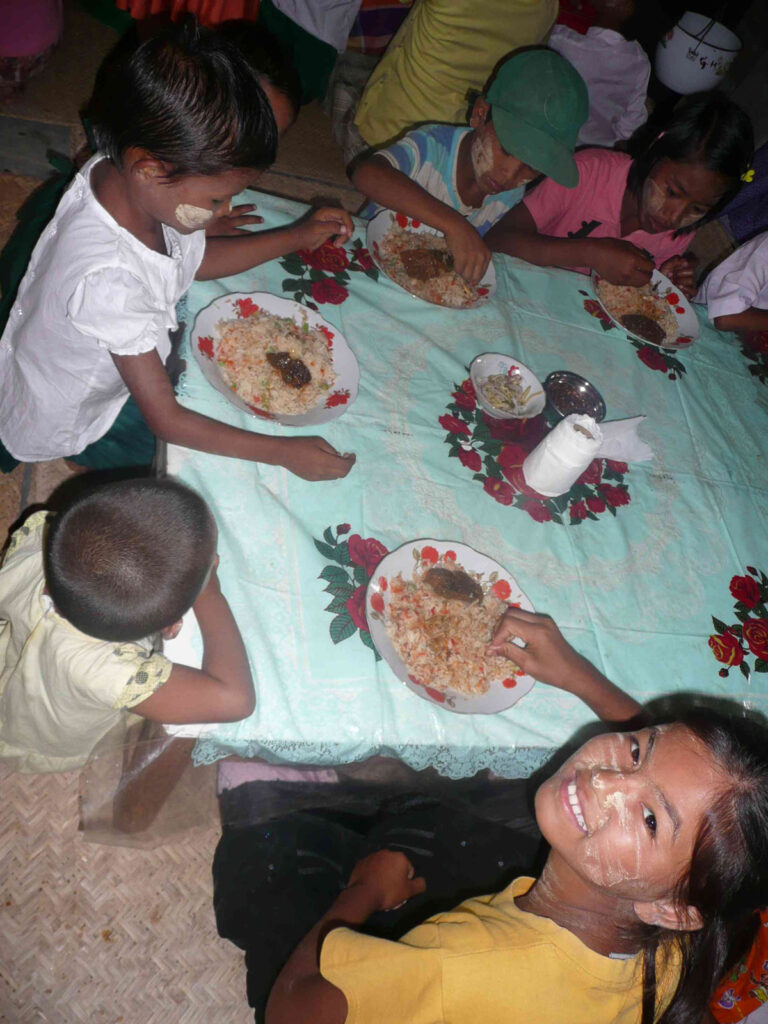 Eric tischte ein außerordentliches Mittagessen für alle Anwesenden auf