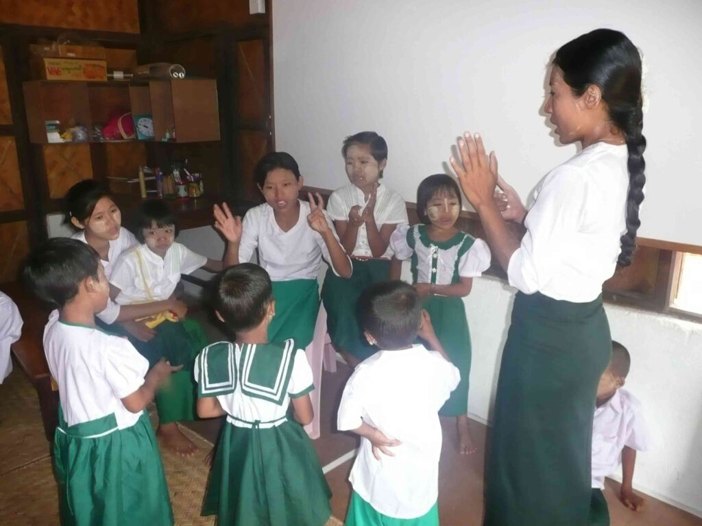 es wurde uns erlaubt, unseren Kindergarten auch ohne Permit im April zu eröffnen