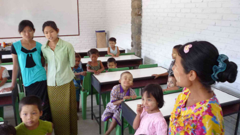 die Kinder werden von zwei Vorschul-Lehrern und einem Assistenten betreut