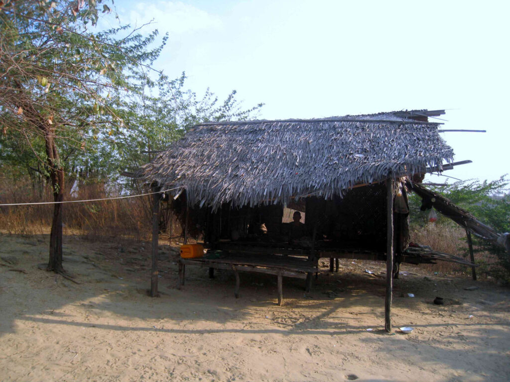 Die Renovierung und der Neubau von Hütten gehen zügig voran. Hier ein Beispiel einer alten Hütte ...