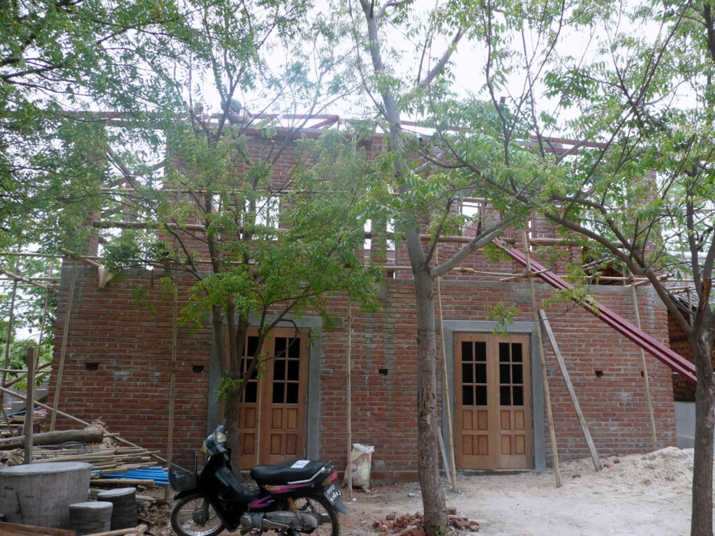 Ein neues Gebäude mit zusätzlichen Klassenräumen muss noch fertiggestellt werden