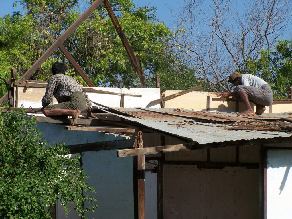 ein Nebengebäude wird abgerissen