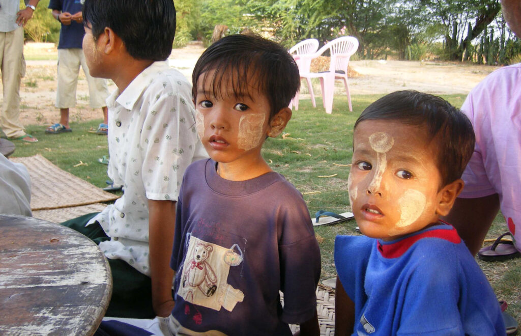 Khaing Mi Mi San und ihr kleiner Bruder Kyaw Khaing Oo - 2006