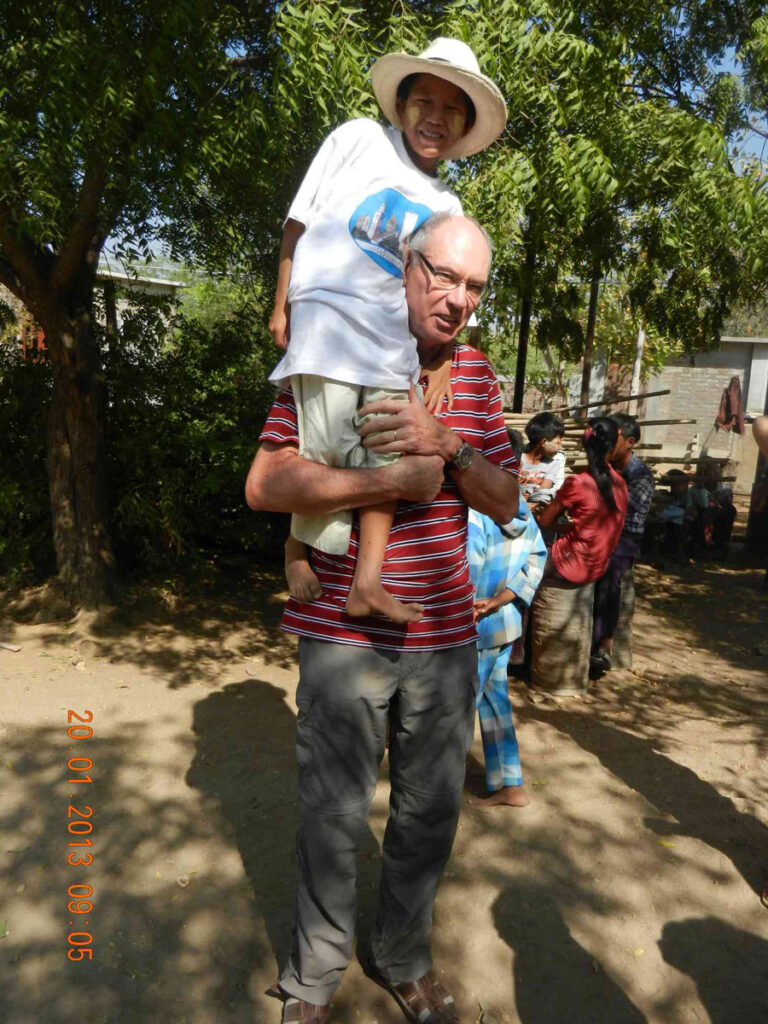 Mg Khaing Chin ist müde und lässt sich von John tragen